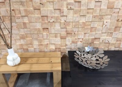 Raw wall decoration of solid face blocks placed behind a bench and a table