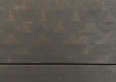 Front kuchenny NORTO KitchenUP. Front szuflady wykończony drewnem, kolor czarny. Model z przodu: Gro