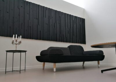 NORTO Munk vægdekoration af sortmalede trælameller i Silence Room hos Sound Hub Denmark