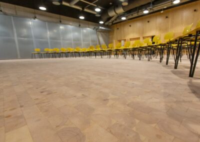Close-up af endetræsklodser på gulv i auditorium på Aarhus Arkitektskole