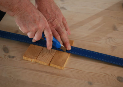 Wykonaj przekrój za pomocą noża hobbystycznego w końcowych blokach drewna