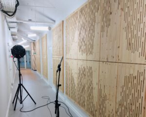 Akustikpaneler monteret på væggen på The Cube hos Sound Hub Denmark