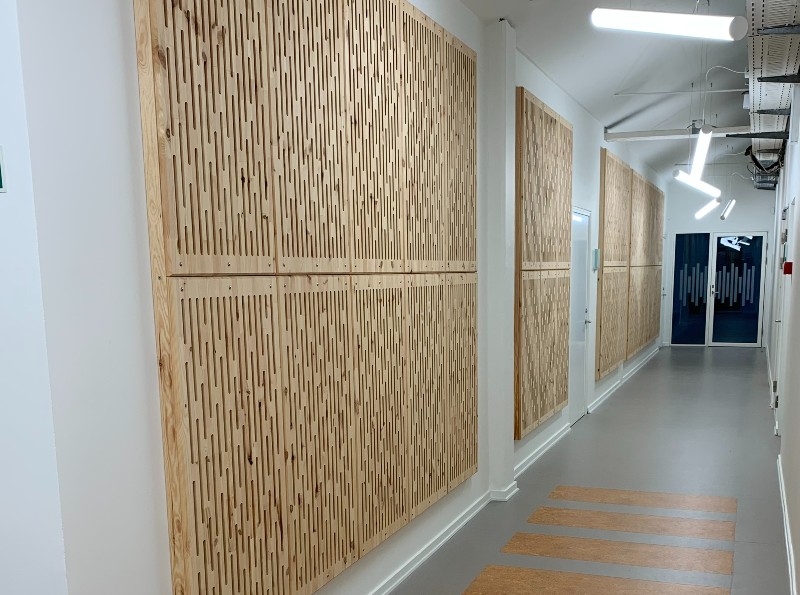 NORTO-Toft-akustikpaneler-trae-vaegdekoration-gangareal