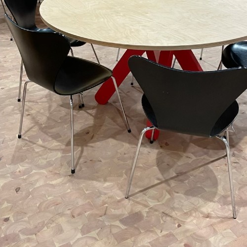 NORTO FloorUP træklodser på gulvet i mødelokale på Aarhus Arkitektskole