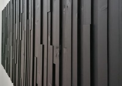 NORTO Munk vægdekoration af sortmalede trælameller i Silence Room hos Sound Hub Denmark