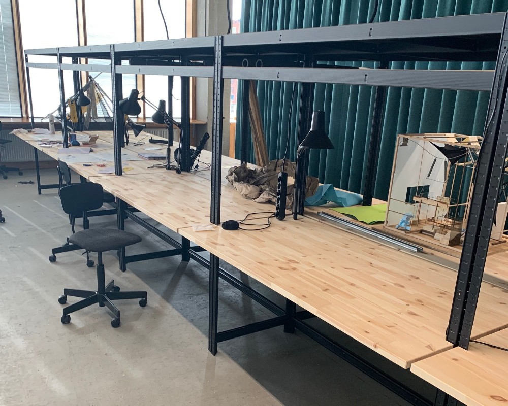 Skrivebordsplader i fyrretræ på Aarhus Arkitektskole