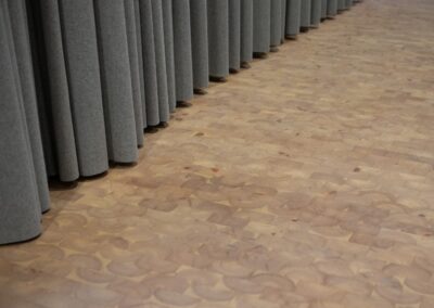 Close-up af NORTO FloorUP klodsegulv i auditorium på arkitektskole