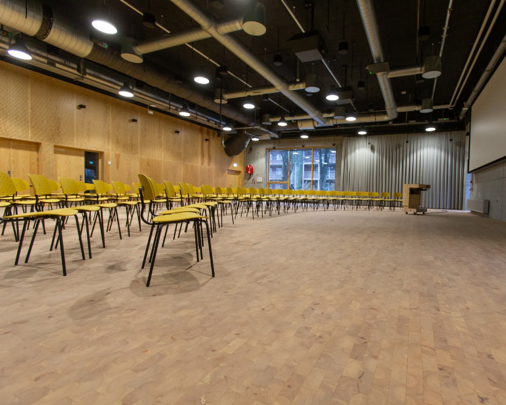 NORTO FloorUP klodsegulv i træ i auditorium på Arkitektskolen Aarhus