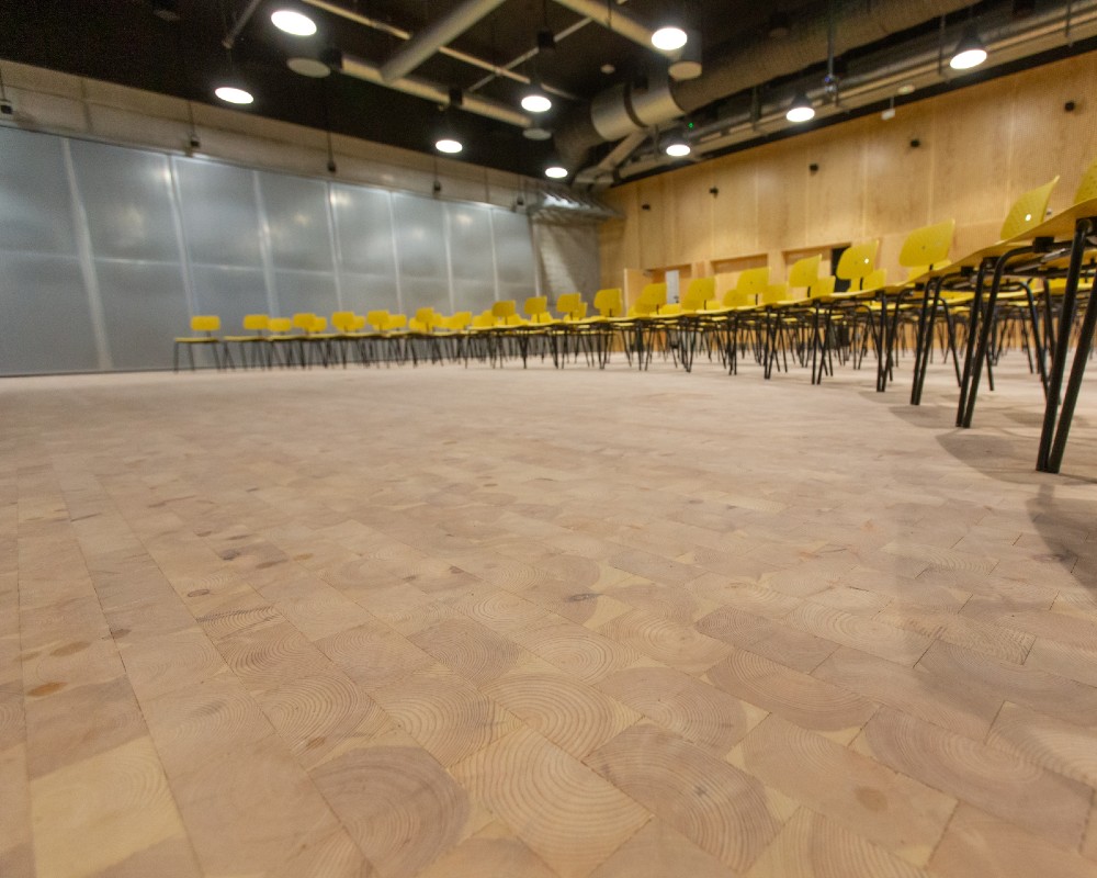 Close-up af endetræsklodser på gulv i auditorium på Aarhus Arkitektskole