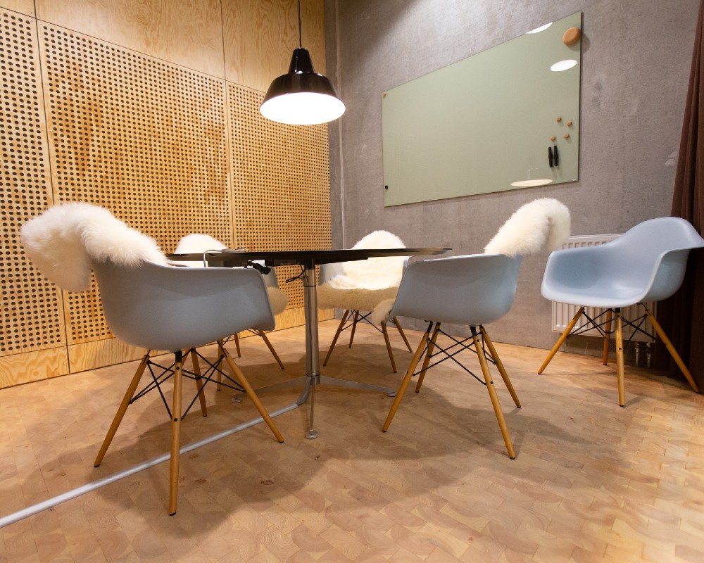 NORTO FloorUP endetræsklodser på gulvet i mødelokale på Arkitektskolen Aarhus