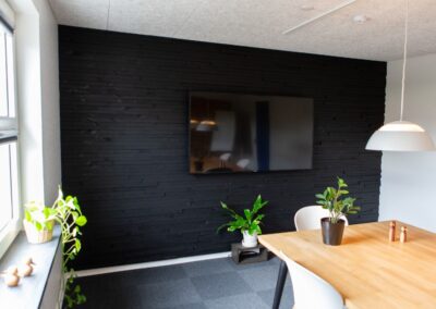 NORTO Munk vægbeklædning af sorte trælameller i mødelokale