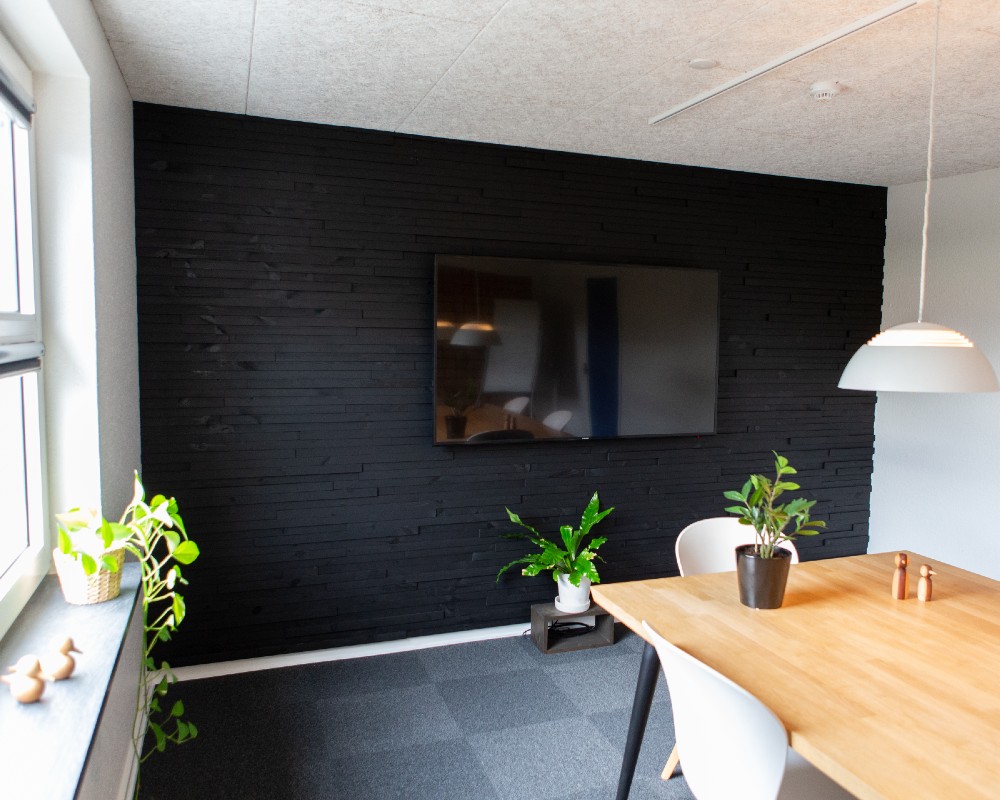 NORTO Munk vægbeklædning af sorte trælameller i mødelokale