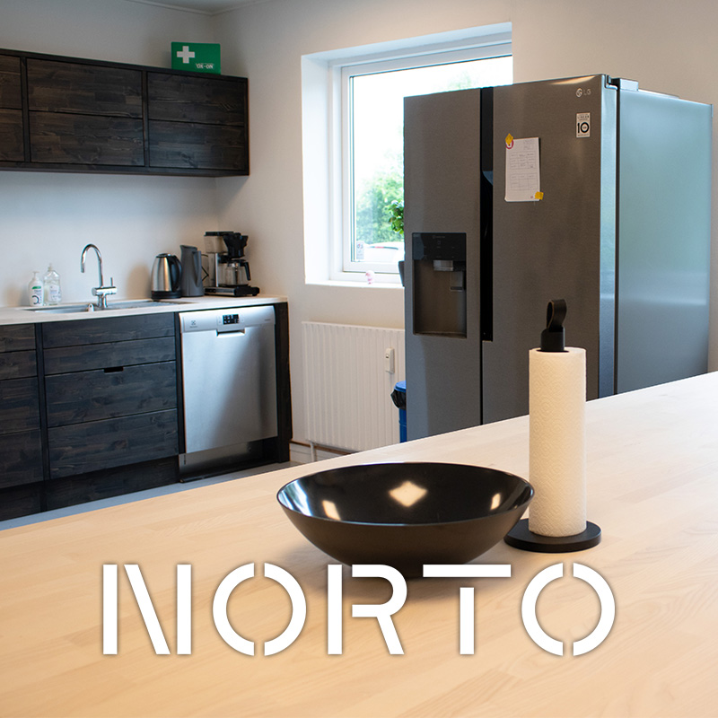 NORTO Holm bæredygtige akustikpaneler i træ i mødelokale.